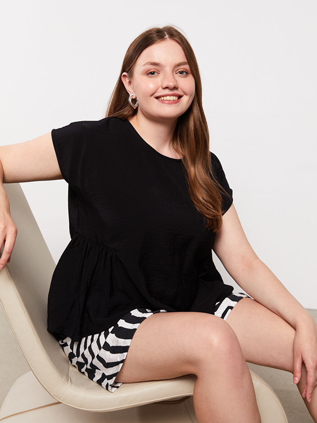 Siyah Büyük Beden Bisiklet Yaka Düz Kısa Kollu Kadın Bluz