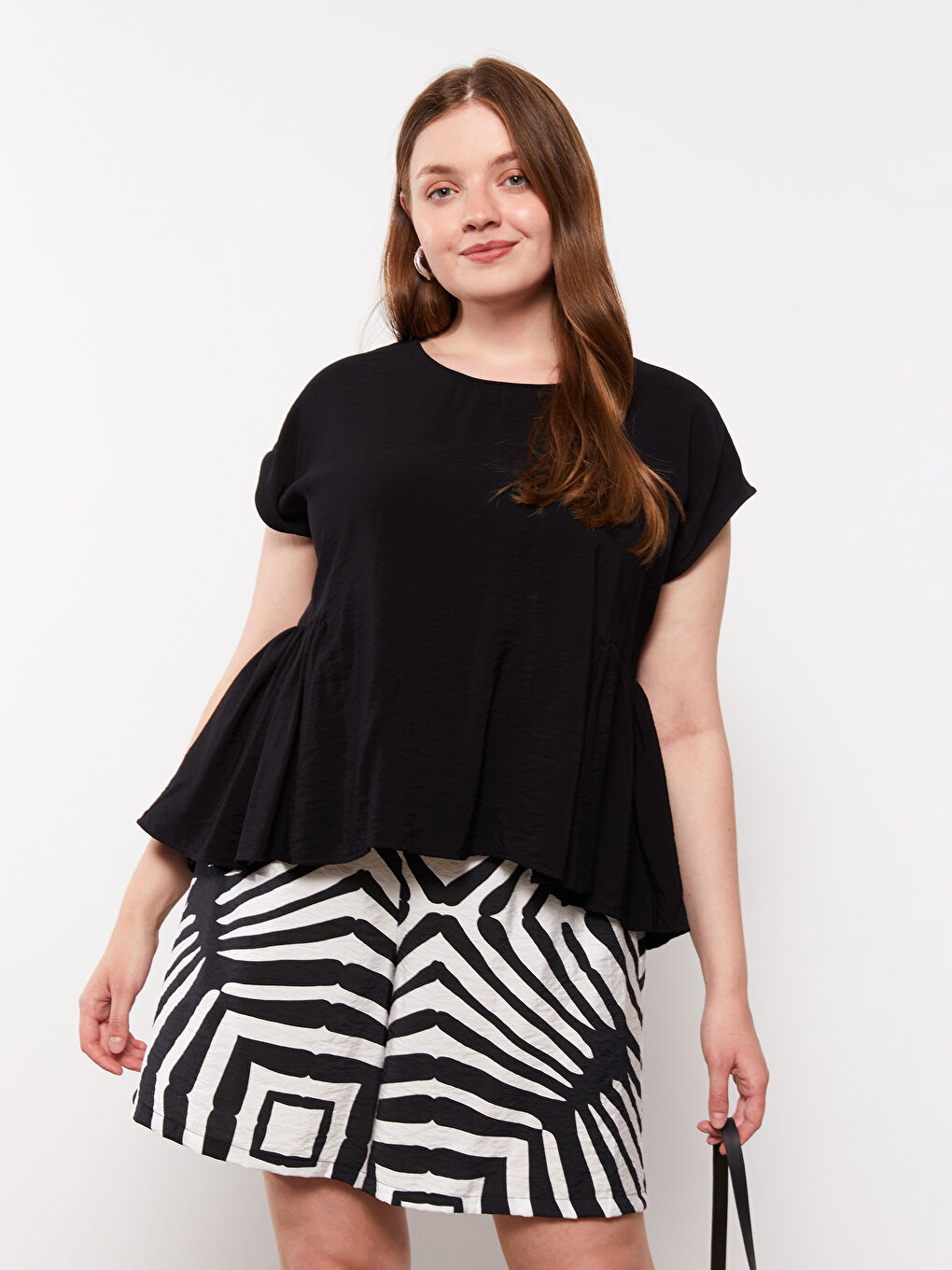 Siyah Büyük Beden Bisiklet Yaka Düz Kısa Kollu Kadın Bluz-1