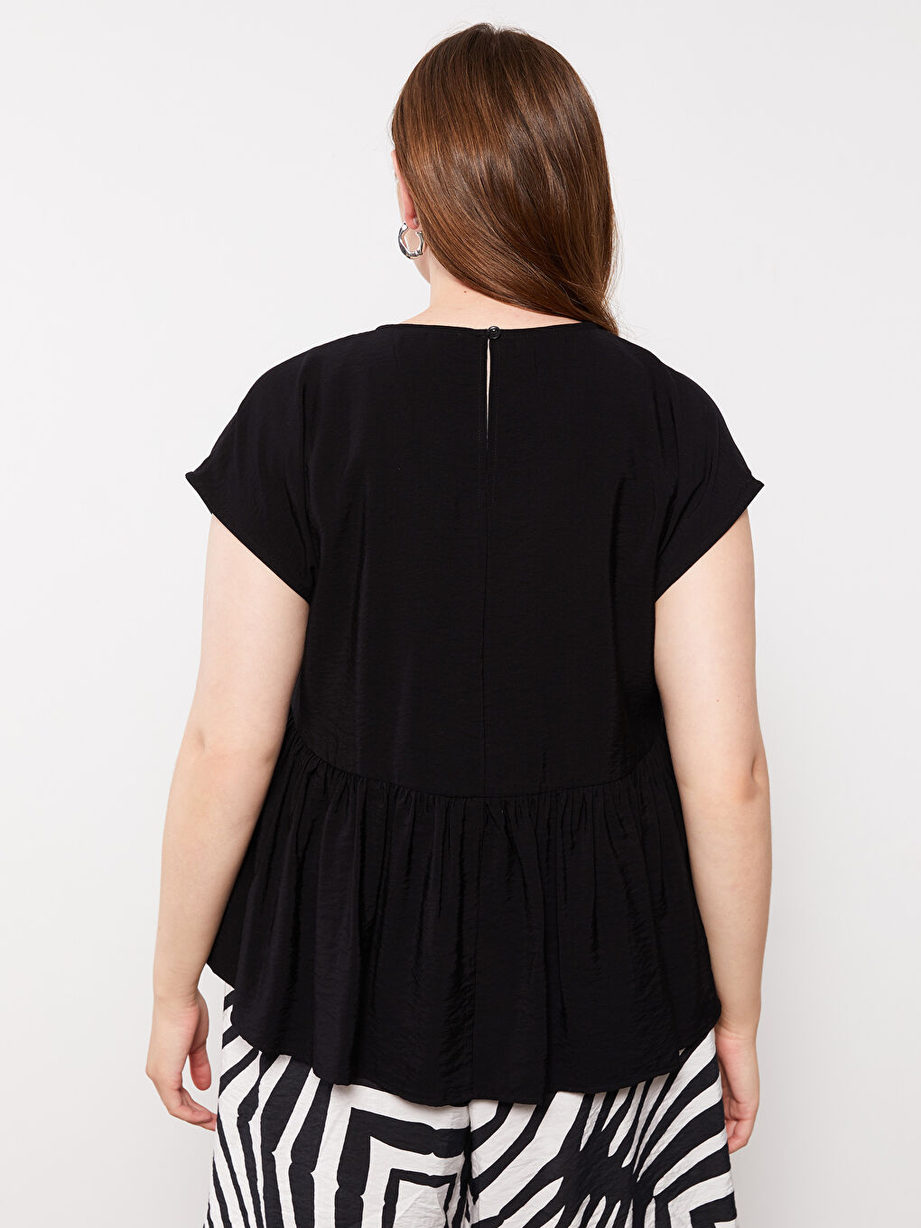 Siyah Büyük Beden Bisiklet Yaka Düz Kısa Kollu Kadın Bluz-4