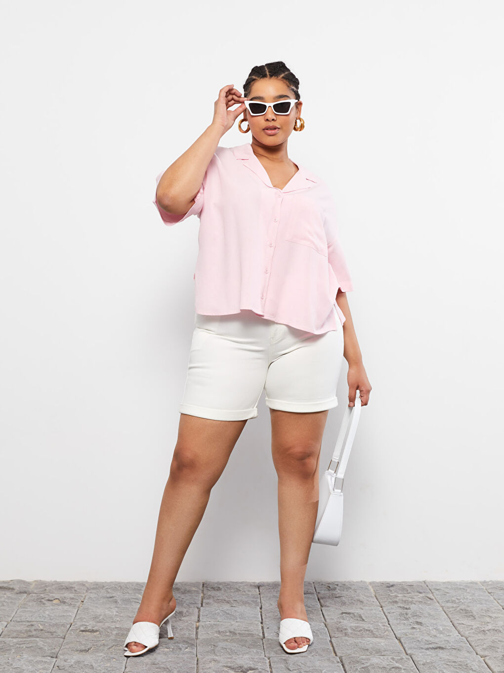 Pembe Büyük Beden Önden Düğme Kapamalı Düz Kısa Kollu Kadın Gömlek-2