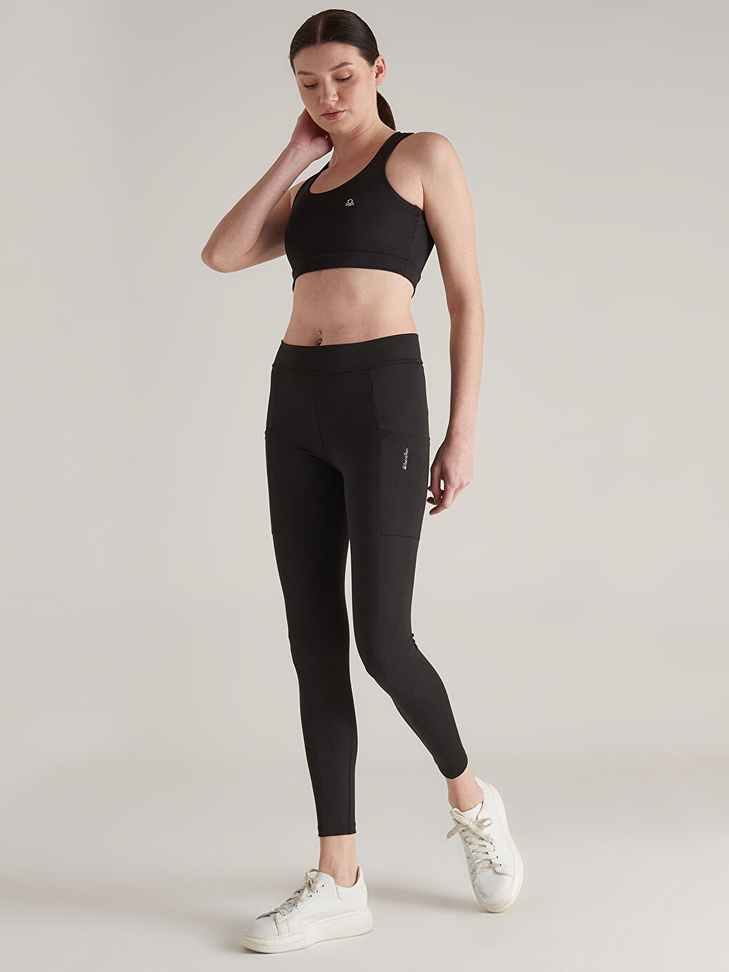 Siyah U Yaka Baskılı Kadın Atlet