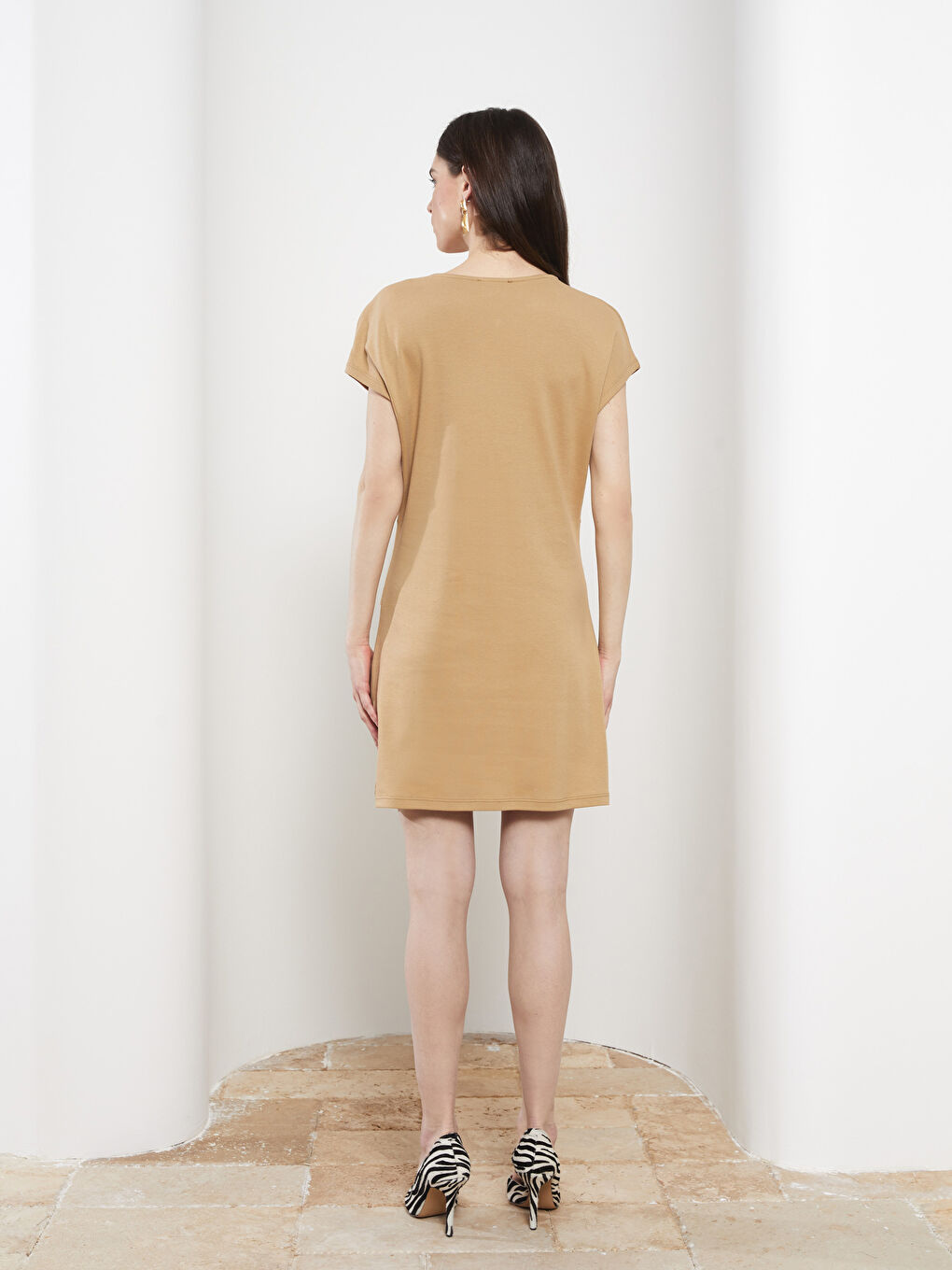Bej Bisiklet Yaka Büzgü Detaylı Kısa Kollu Pamuklu Kadın Elbise-4