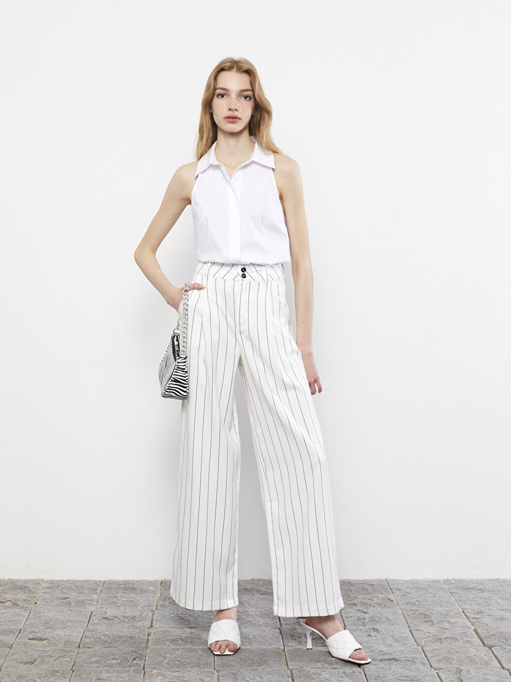 Beyaz Rahat Kalıp Çizgili Poplin Kadın Pantolon