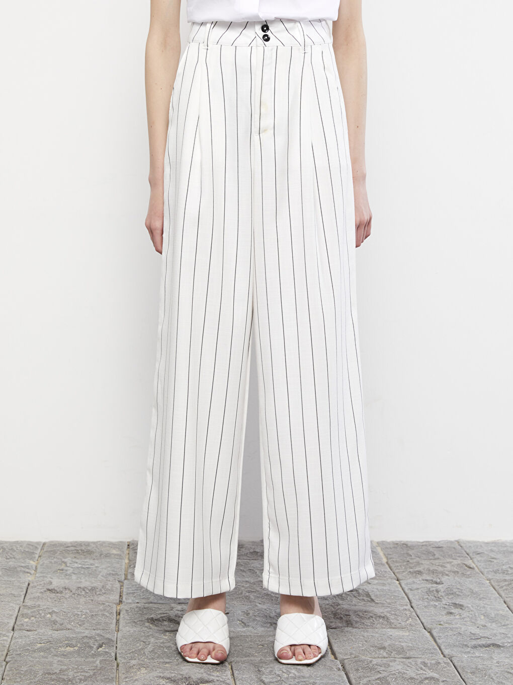 Beyaz Rahat Kalıp Çizgili Poplin Kadın Pantolon-2