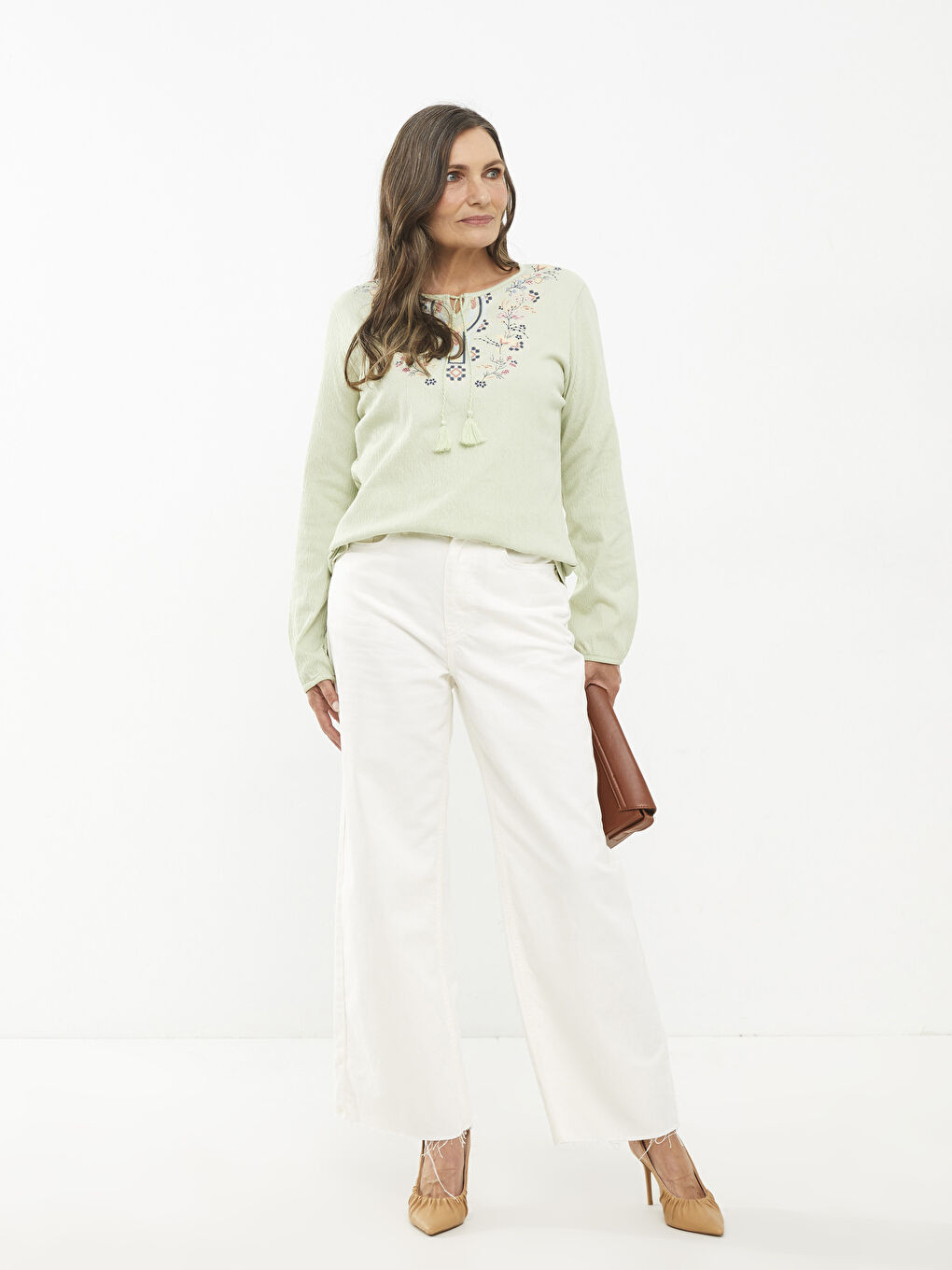 Yeşil Bağlamalı Yaka Nakışlı Uzun Kollu Kadın Tişört