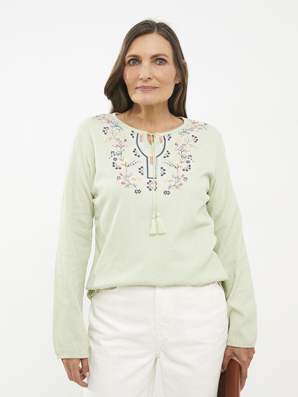 Yeşil Bağlamalı Yaka Nakışlı Uzun Kollu Kadın Tişört-1