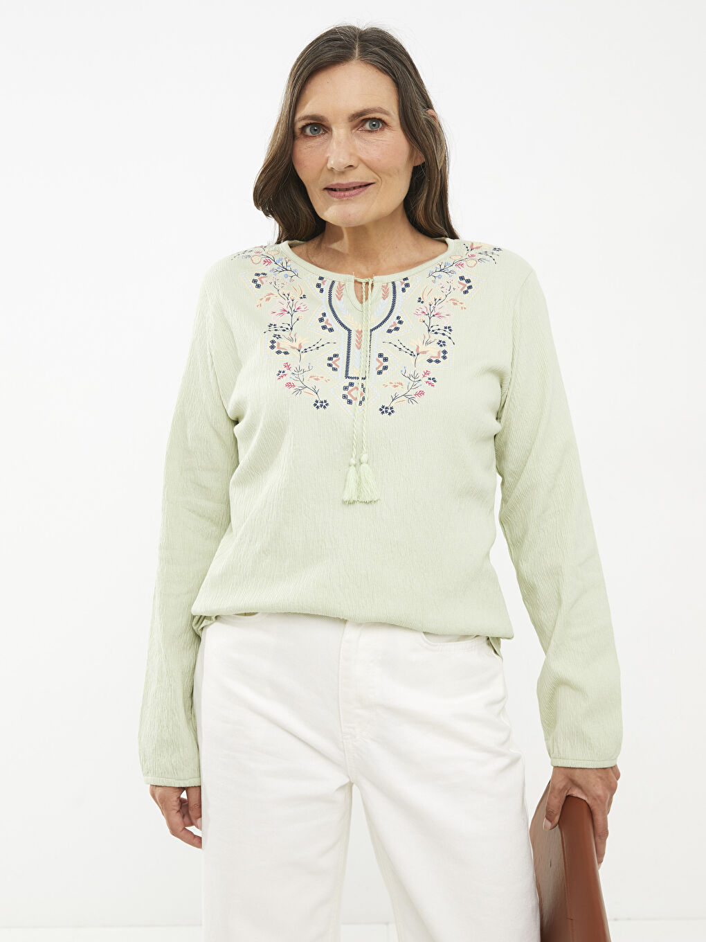 Yeşil Bağlamalı Yaka Nakışlı Uzun Kollu Kadın Tişört-2
