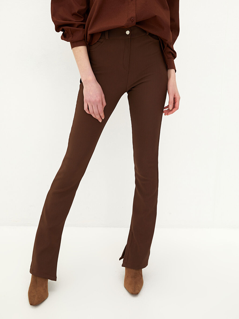 Kahverengi Slim Fit Düz Paçaları Yırtmaç Detaylı Kadın Tayt Pantolon-3