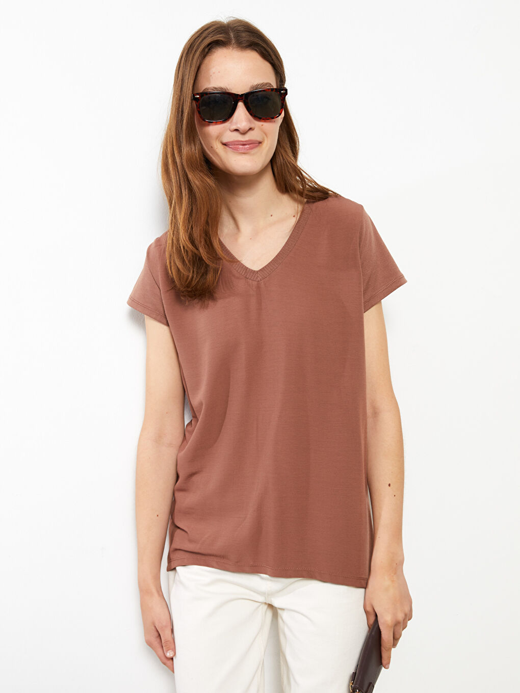 Kahverengi V Yaka Düz Kısa Kollu Kadın Tişört