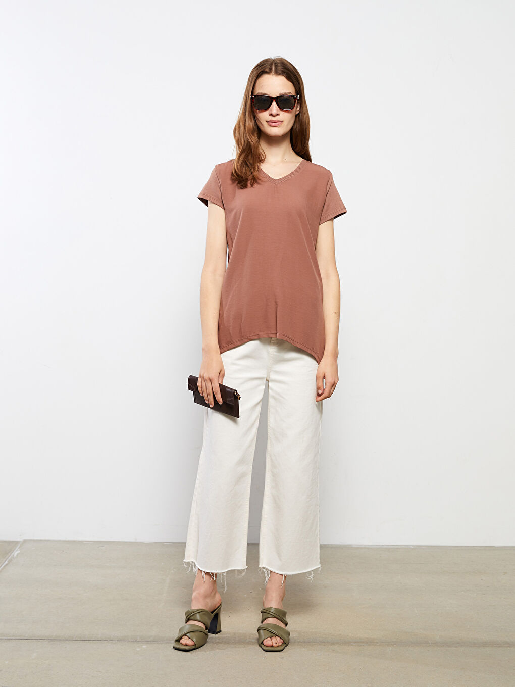 Kahverengi V Yaka Düz Kısa Kollu Kadın Tişört-1