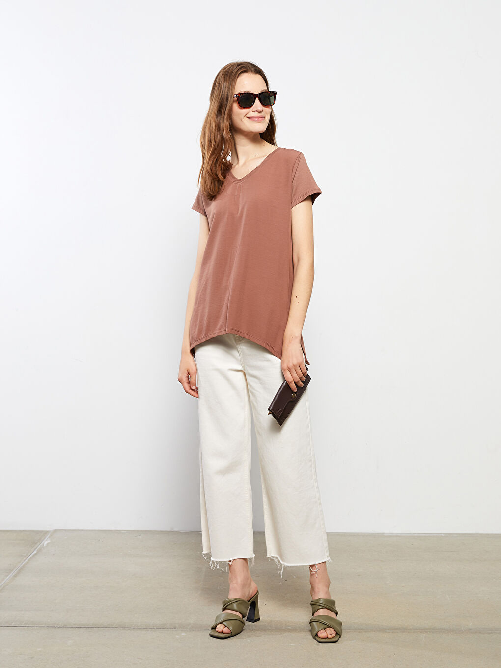 Kahverengi V Yaka Düz Kısa Kollu Kadın Tişört-2