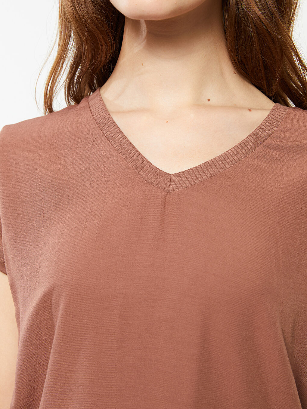 Kahverengi V Yaka Düz Kısa Kollu Kadın Tişört-3