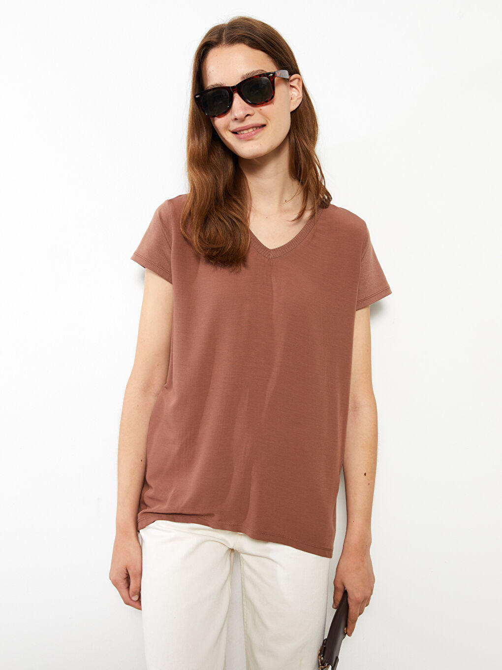 Kahverengi V Yaka Düz Kısa Kollu Kadın Tişört-4