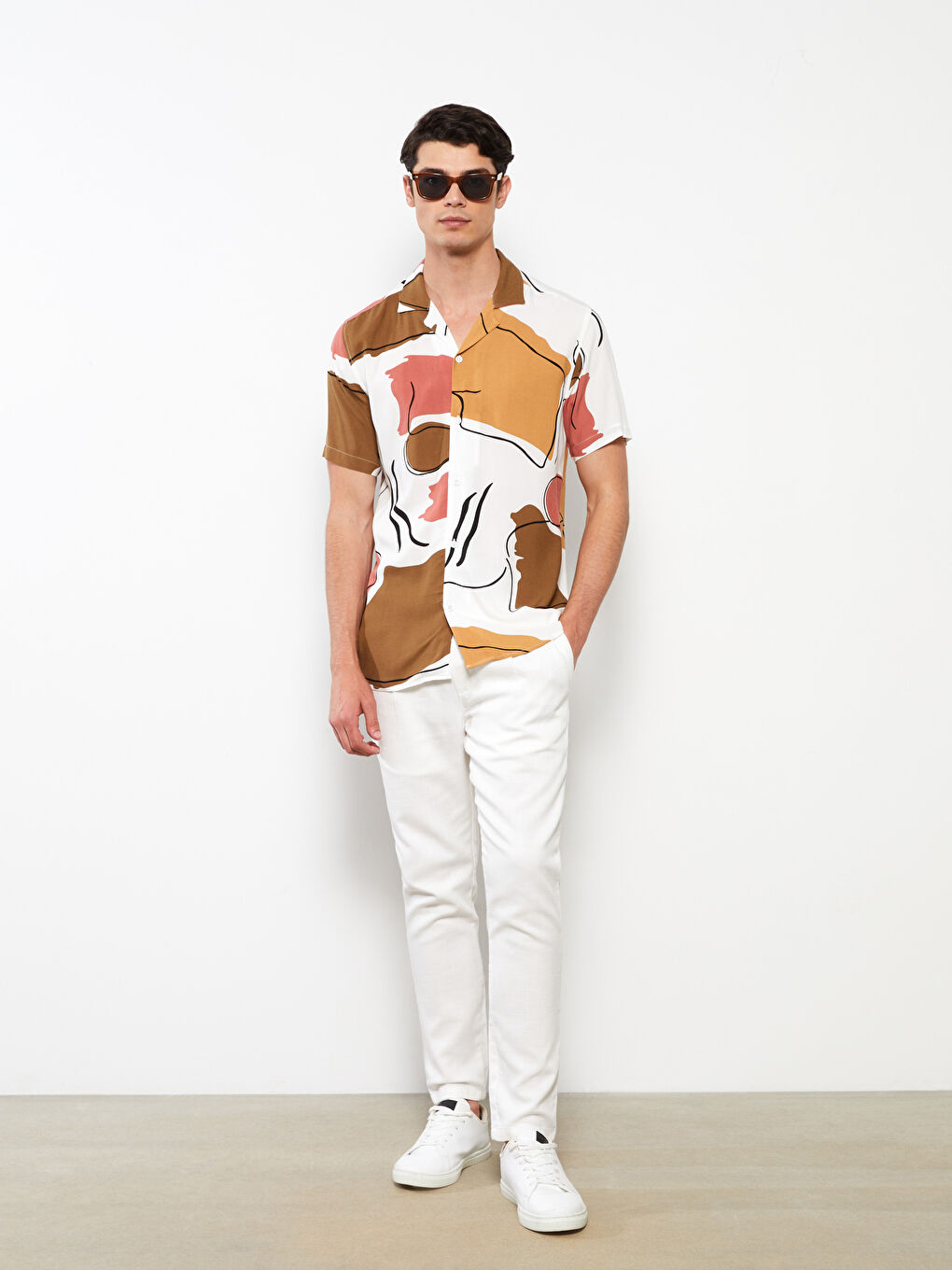 Kahverengi Rahat Kalıp Kısa Kollu Desenli Viskon Erkek Gömlek-1