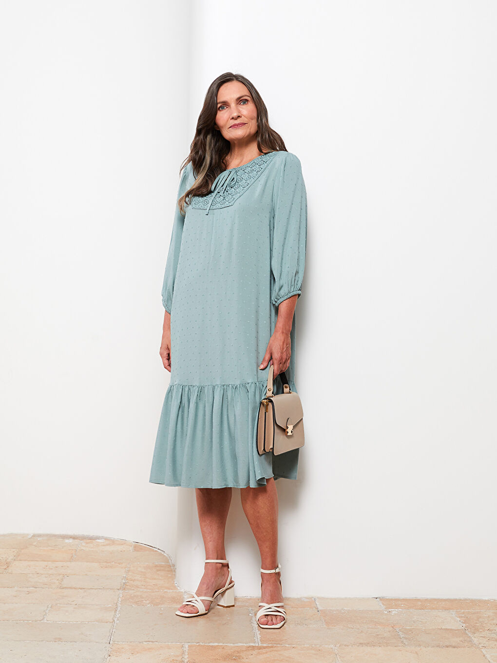 Yeşil Bağlamalı Yaka Nakışlı Viskon Kadın Elbise