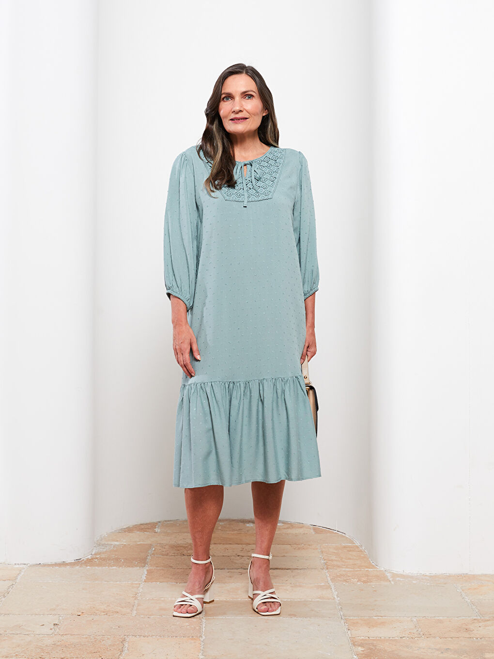 Yeşil Bağlamalı Yaka Nakışlı Viskon Kadın Elbise-1