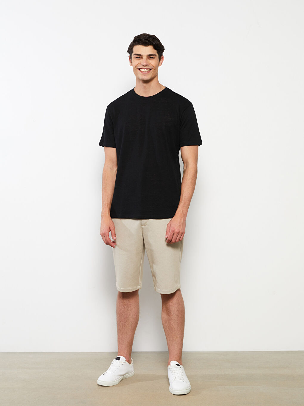 Siyah Bisiklet Yaka Kısa Kollu Erkek Tişört