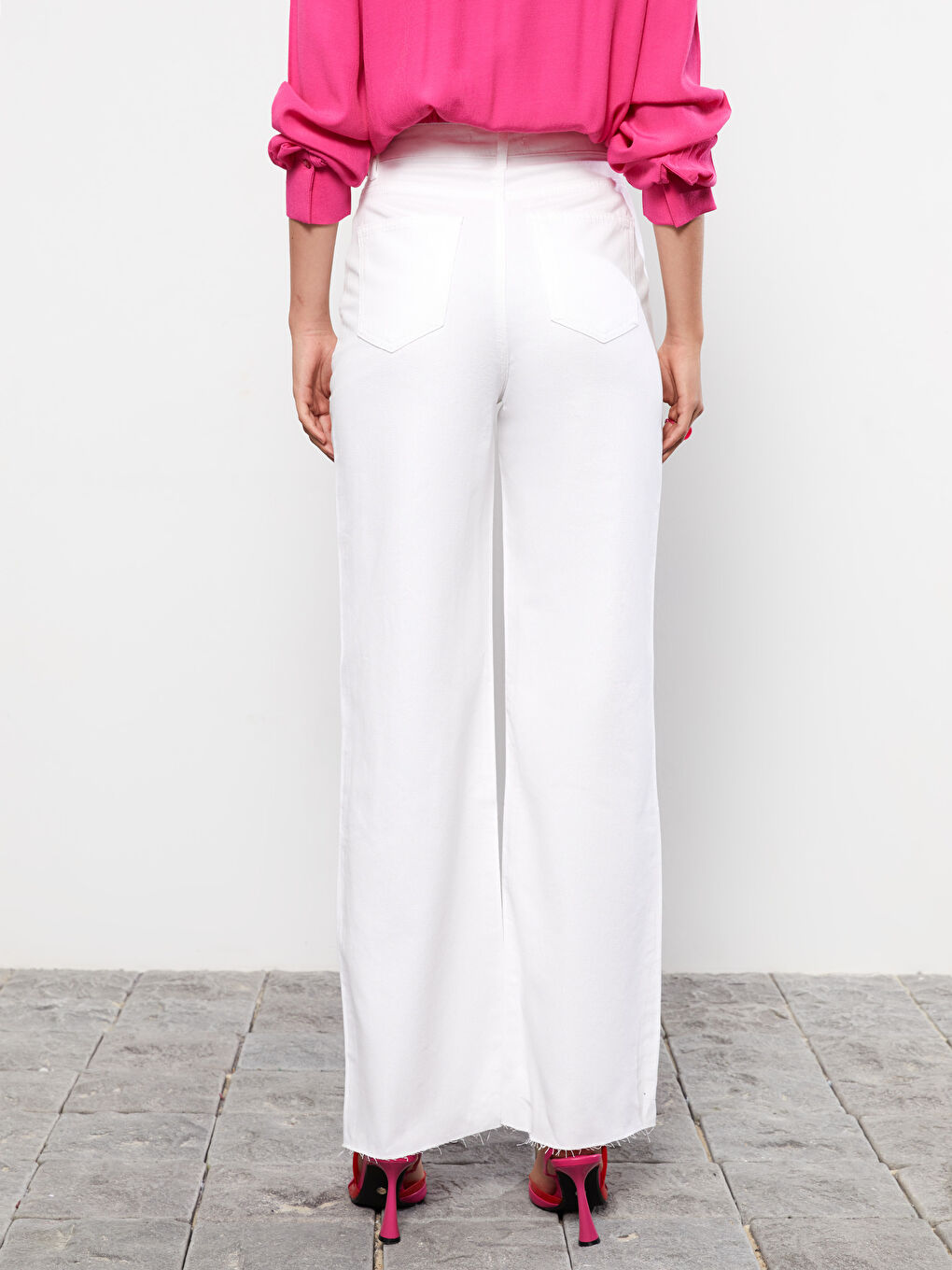 Beyaz Standart Fit Düz Cep Detaylı Gabardin Kadın Pantolon-3