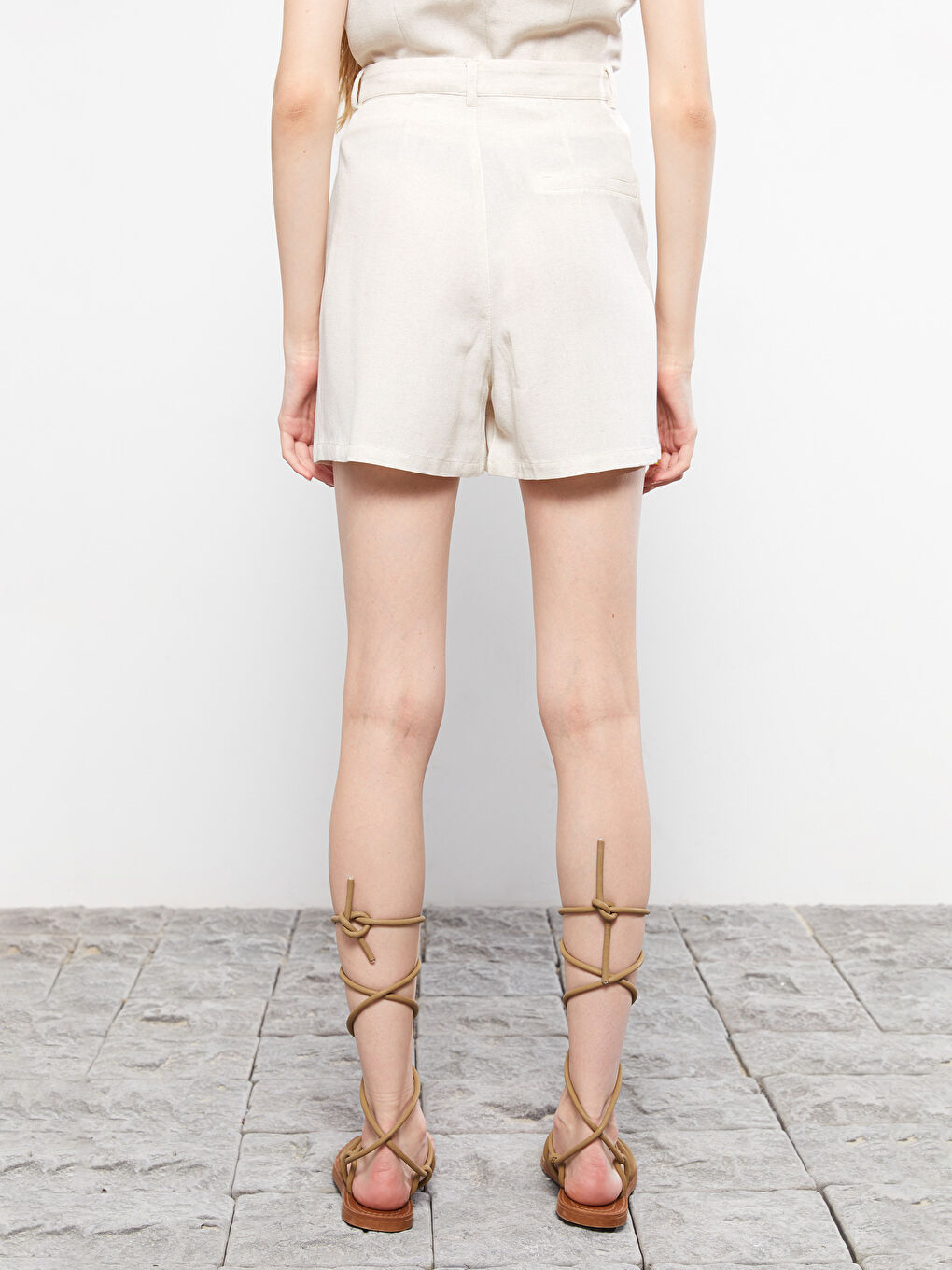 Bej Standart Fit Düz Cep Detaylı Kadın Şort-4