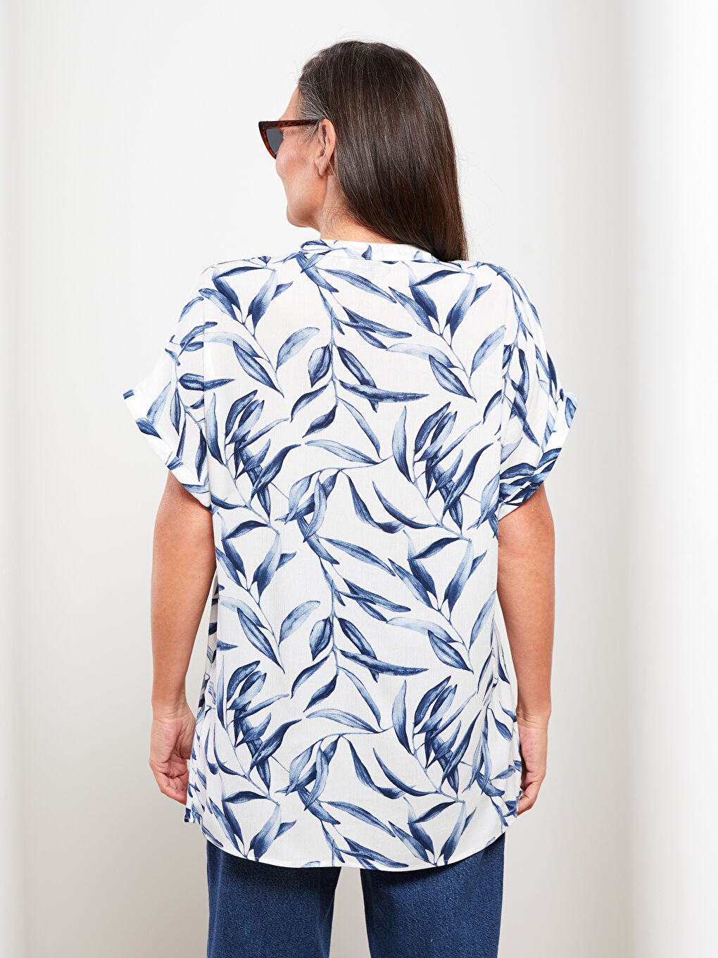 Mavi Kaçık Yaka Desenli Kısa Kollu Krinkle Kadın Gömlek-3