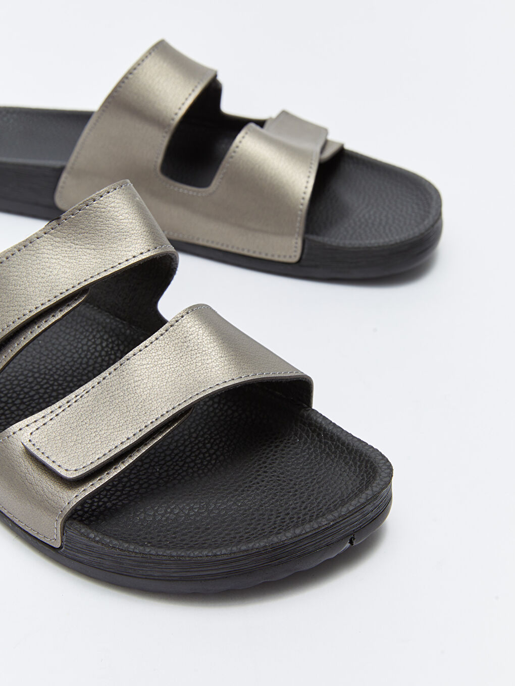 Gri Deri Görünümlü Cırt Cırtlı Erkek Terlik-2