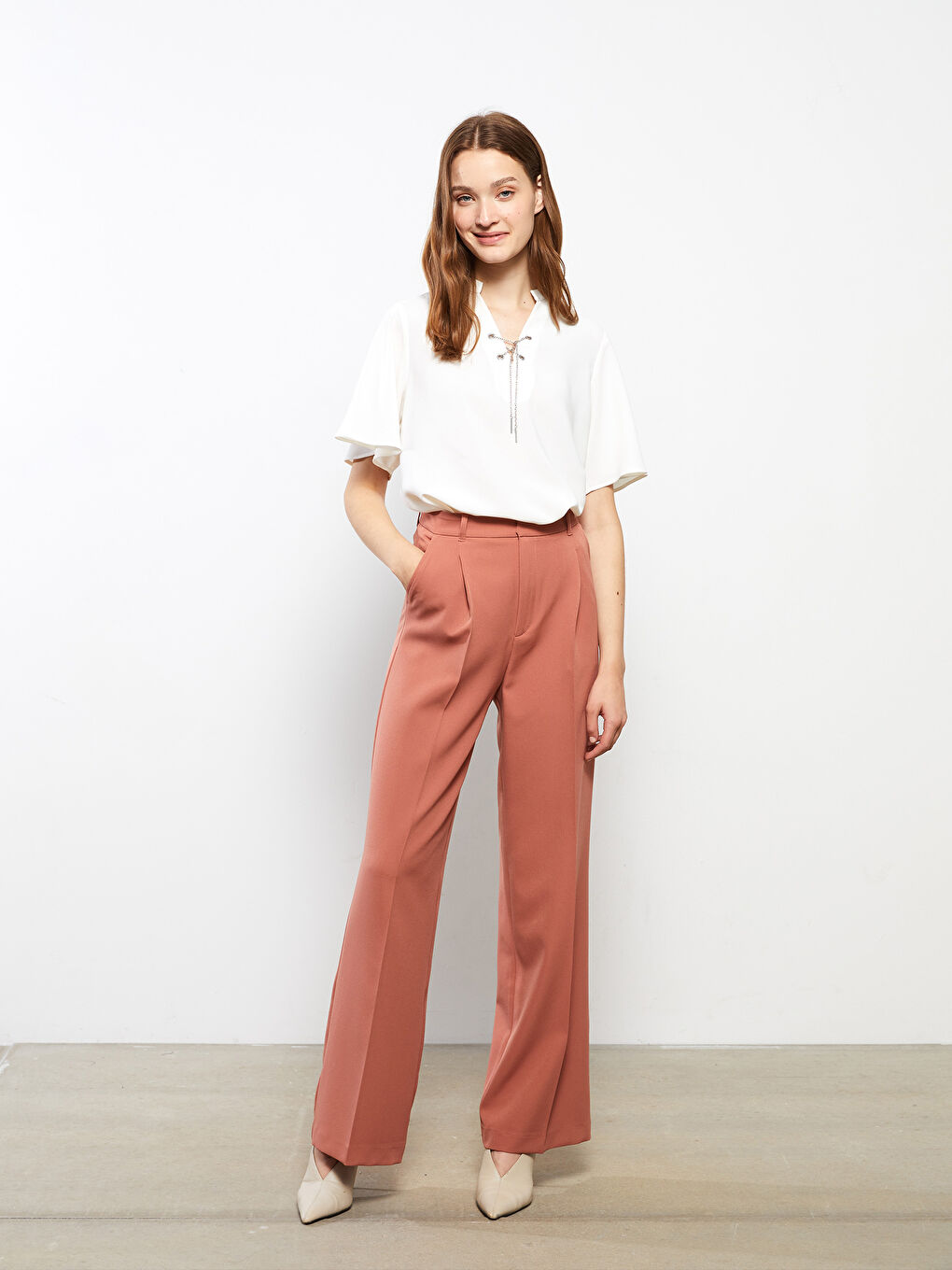 Ekru Kaçık Yaka Düz Kısa Kollu Kadın Bluz-1