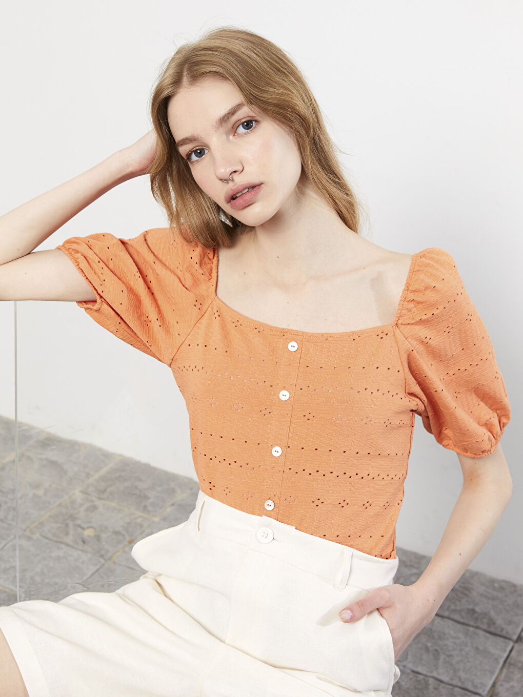 Turuncu Kare Yaka Nakışlı Kısa Kollu Kadın Bluz