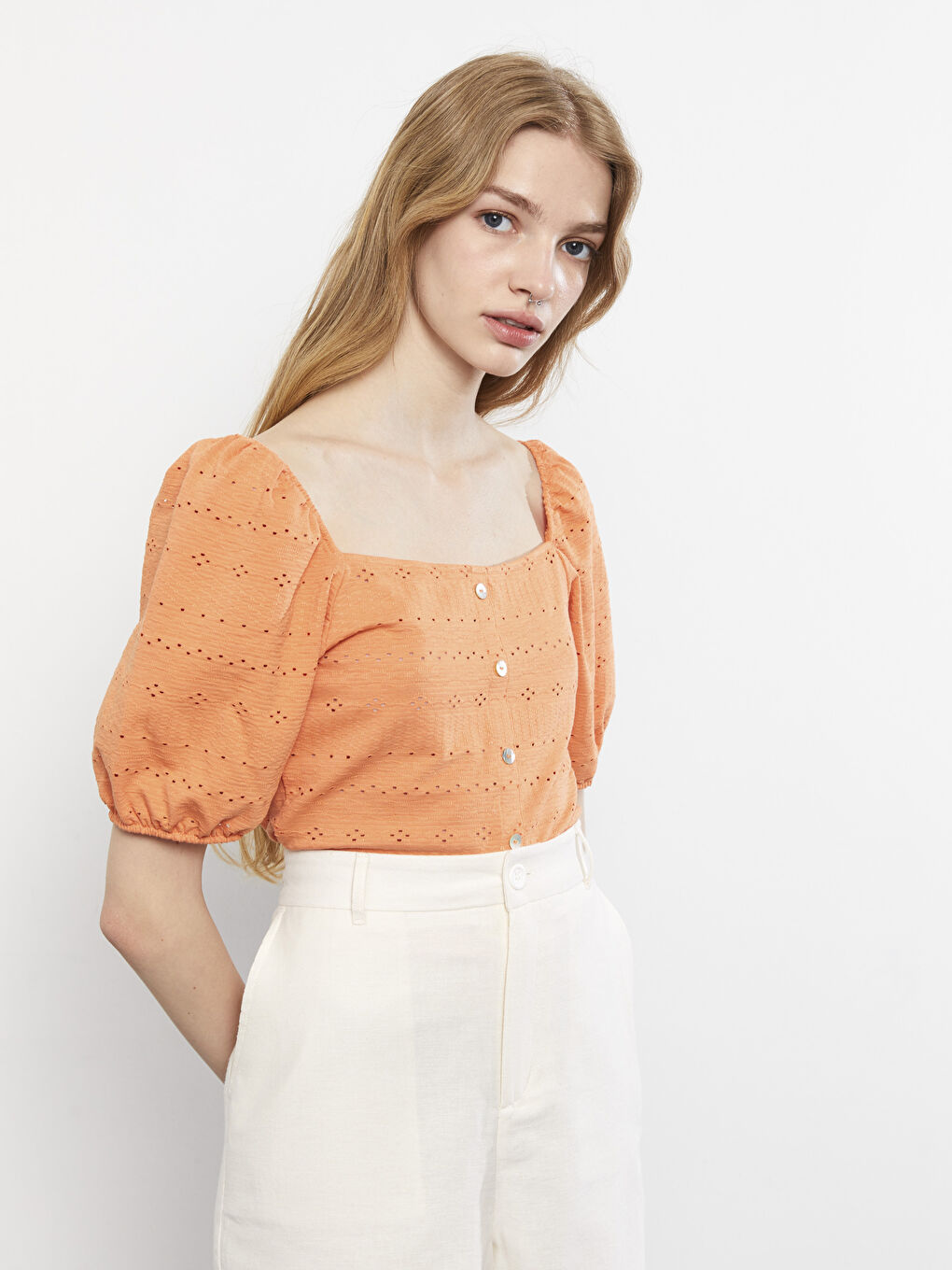 Turuncu Kare Yaka Nakışlı Kısa Kollu Kadın Bluz-1