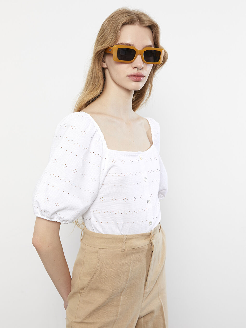 Beyaz Kare Yaka Nakışlı Kısa Kollu Kadın Bluz