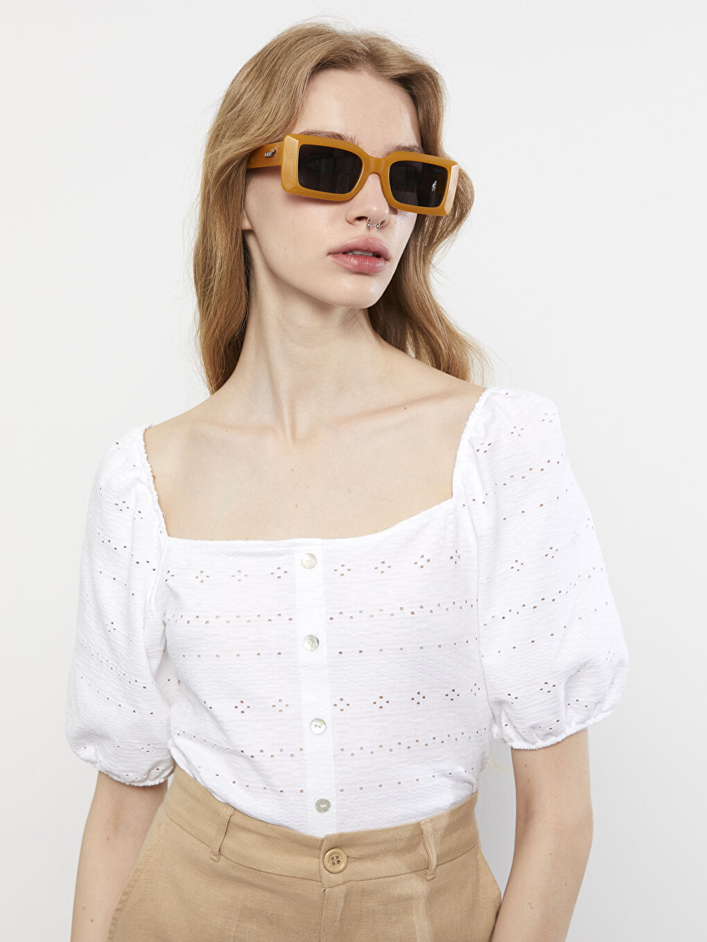 Beyaz Kare Yaka Nakışlı Kısa Kollu Kadın Bluz-1