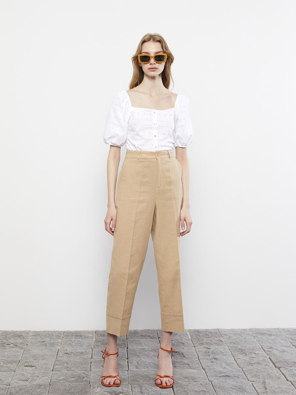 Beyaz Kare Yaka Nakışlı Kısa Kollu Kadın Bluz-2