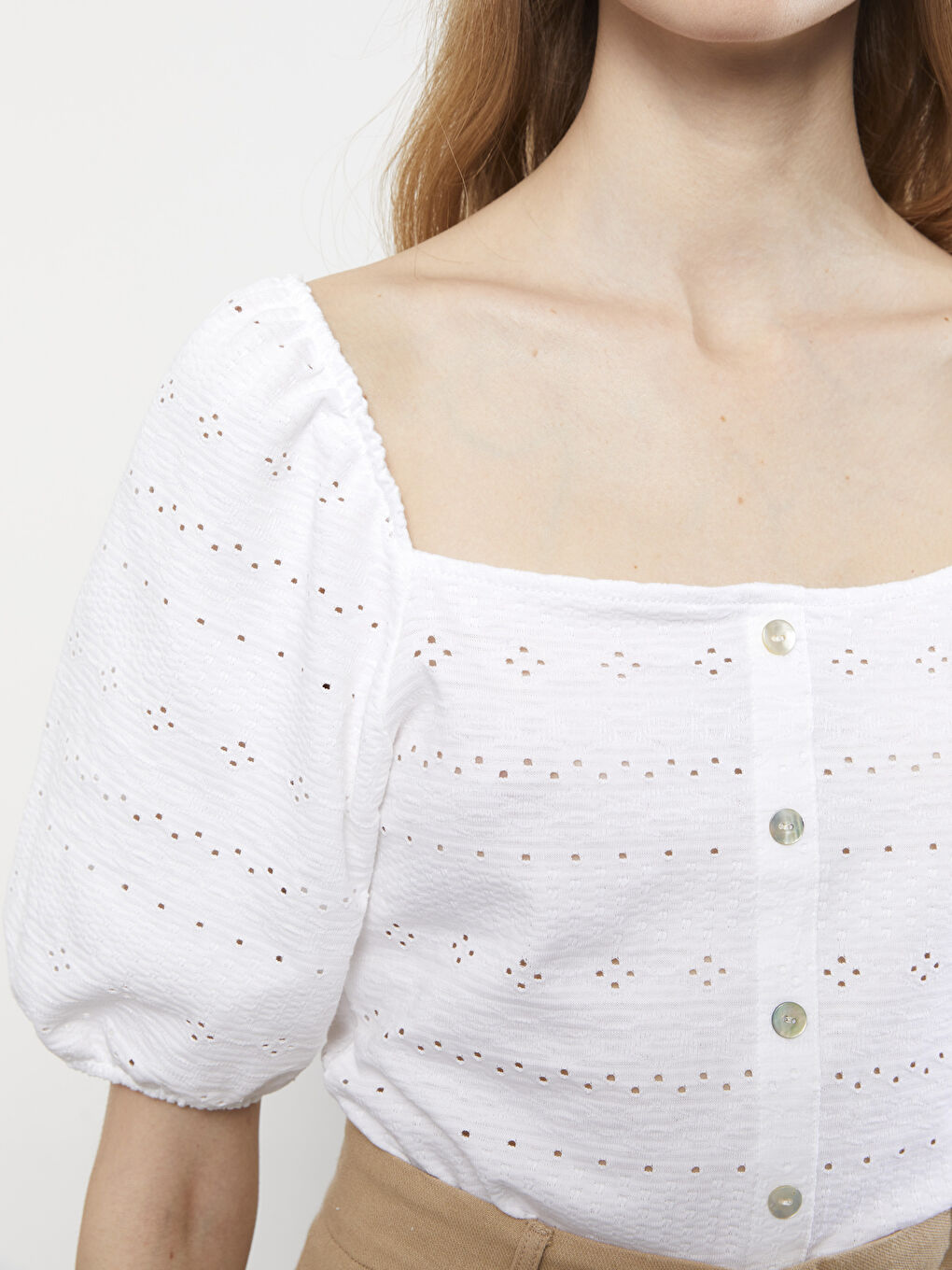 Beyaz Kare Yaka Nakışlı Kısa Kollu Kadın Bluz-3