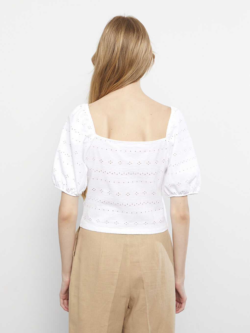 Beyaz Kare Yaka Nakışlı Kısa Kollu Kadın Bluz-4