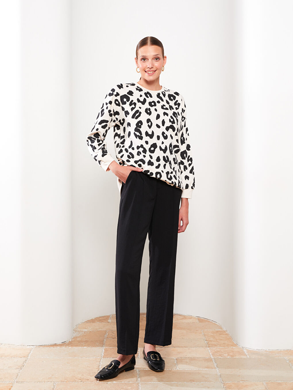 Siyah Rahat Kalıp Düz Cep Detaylı Kadın Pantolon