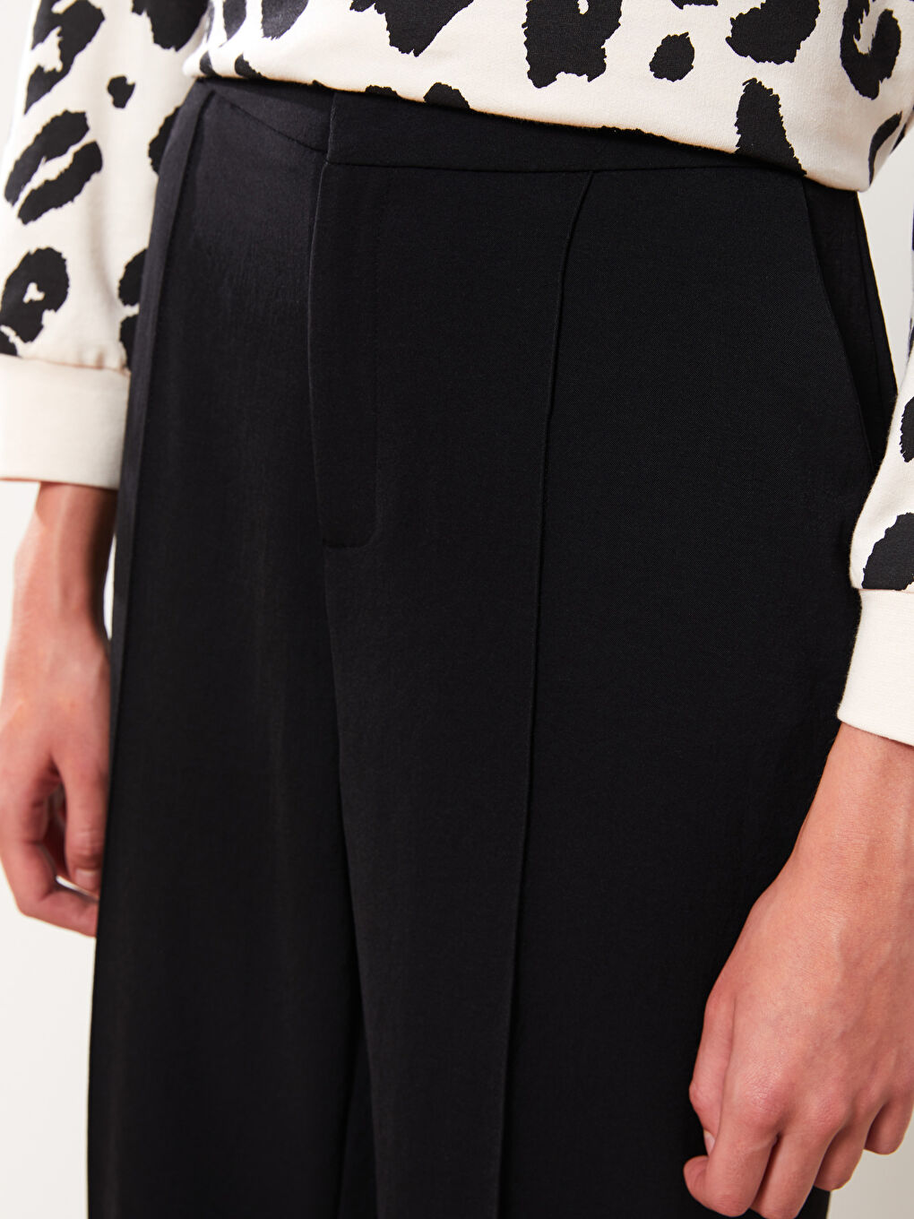 Siyah Rahat Kalıp Düz Cep Detaylı Kadın Pantolon-2