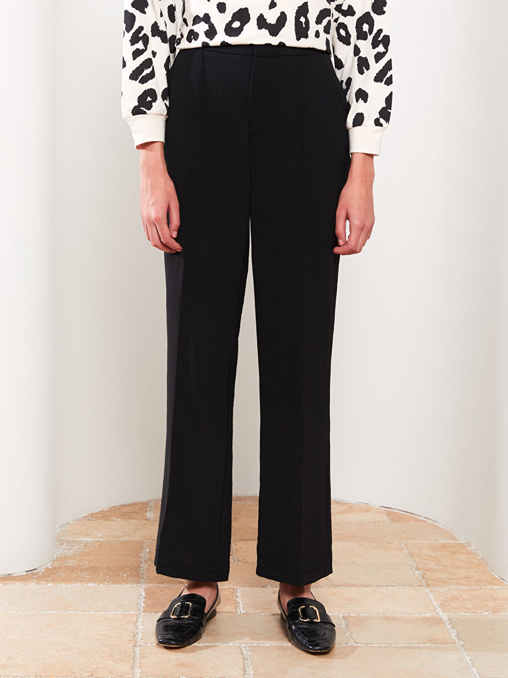 Siyah Rahat Kalıp Düz Cep Detaylı Kadın Pantolon-3