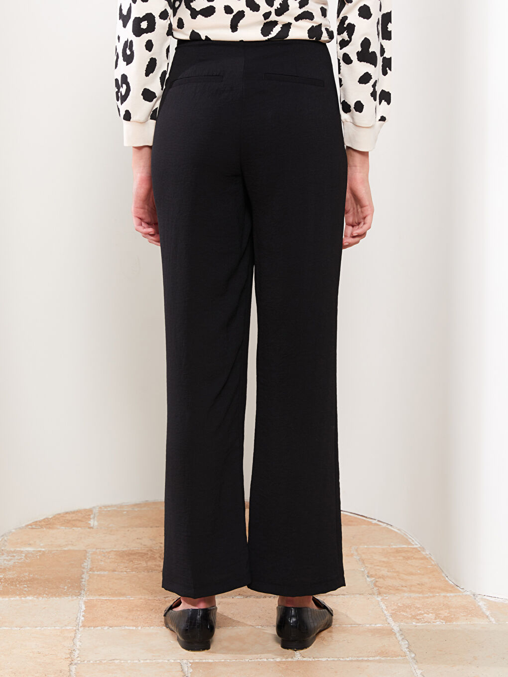 Siyah Rahat Kalıp Düz Cep Detaylı Kadın Pantolon-4