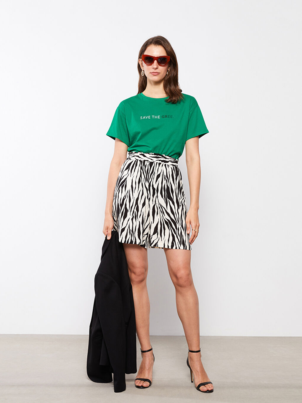 Beyaz Beli Lastikli Desenli Viskon Kadın Şort-1