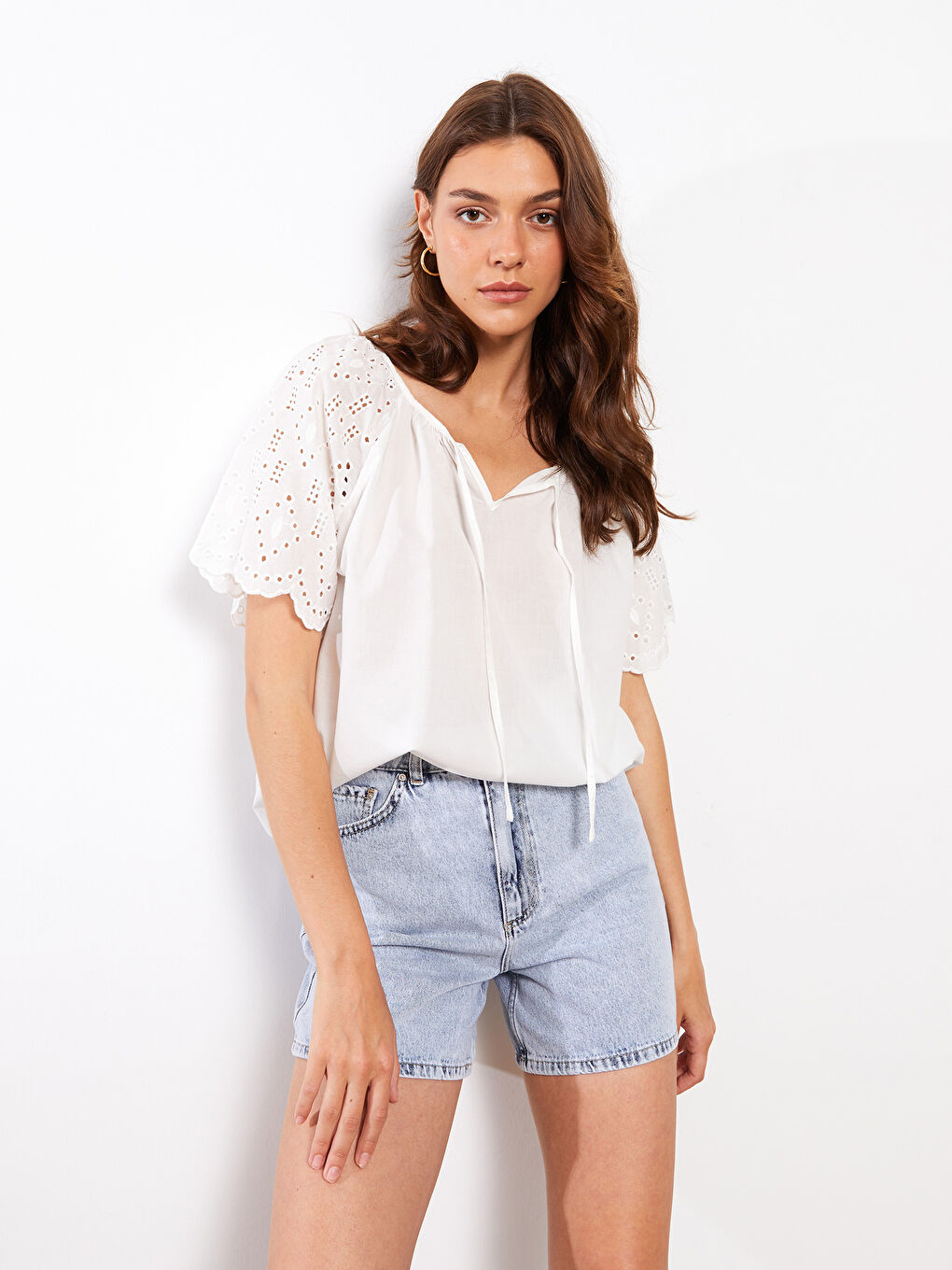 بلوزة نسائية قطنية بأكمام قصيرة مطرزة بياقة مدببة