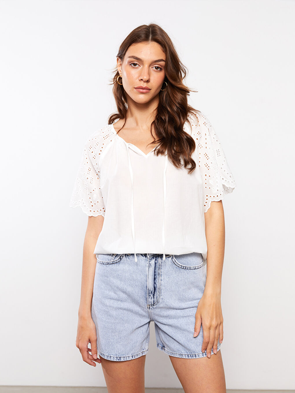 بلوزة نسائية قطنية بأكمام قصيرة مطرزة بياقة مدببة-2