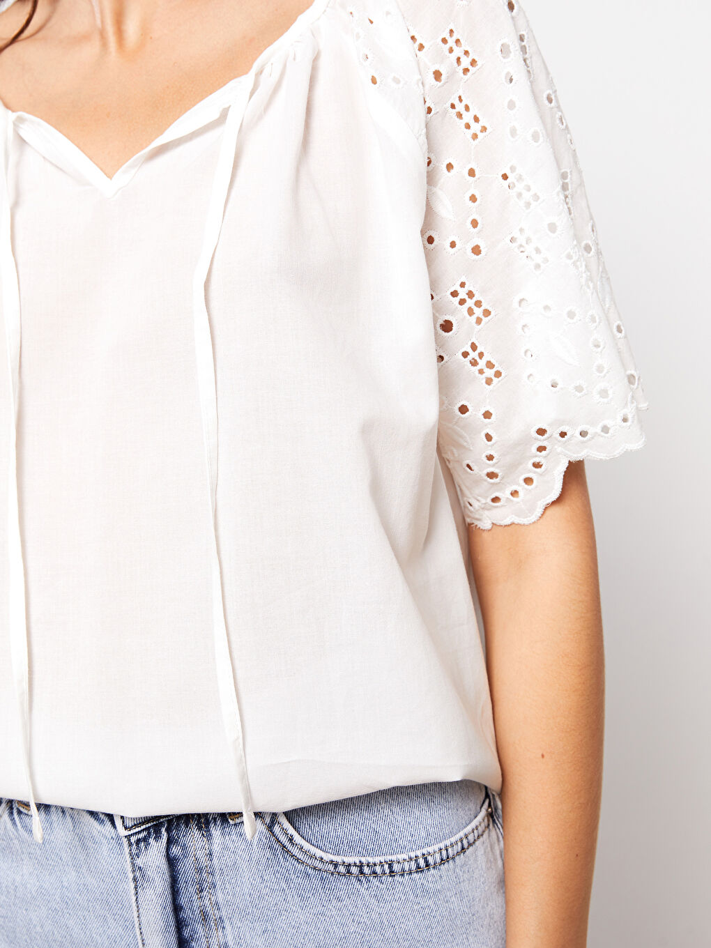 بلوزة نسائية قطنية بأكمام قصيرة مطرزة بياقة مدببة-3