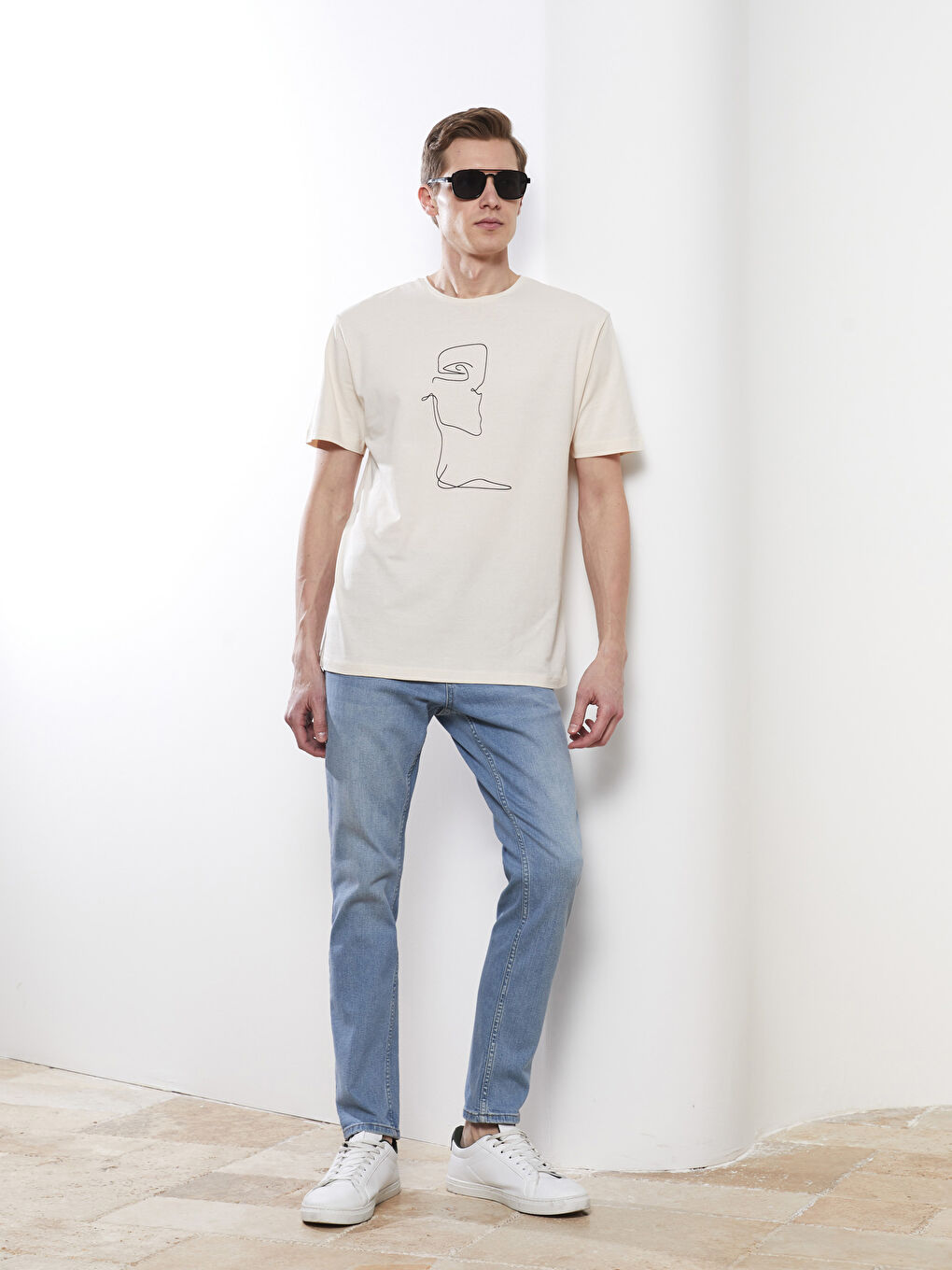 Bej Bisiklet Yaka Kısa Kollu Baskılı Penye Erkek Tişört