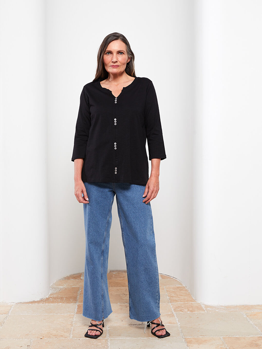 Siyah Kaçık Yaka Düz Pamuklu Kadın Tişört