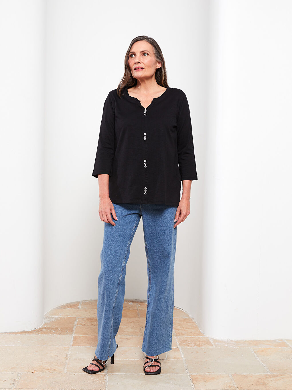 Siyah Kaçık Yaka Düz Pamuklu Kadın Tişört-1