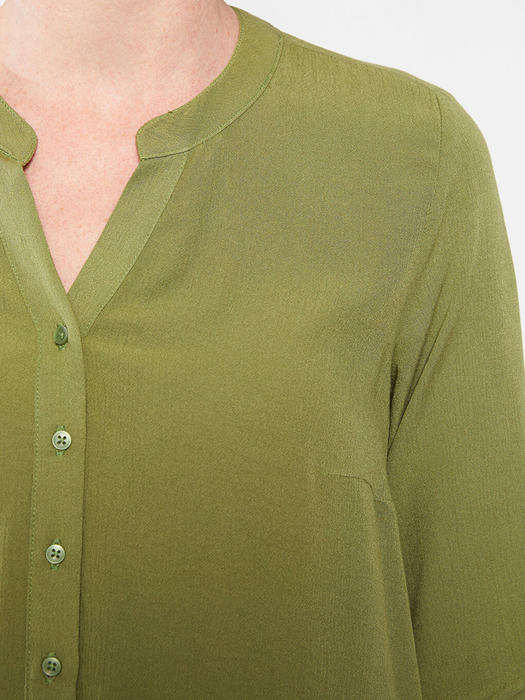 Yeşil Kaçık Yaka Düz Krinkle Kadın Gömlek-3