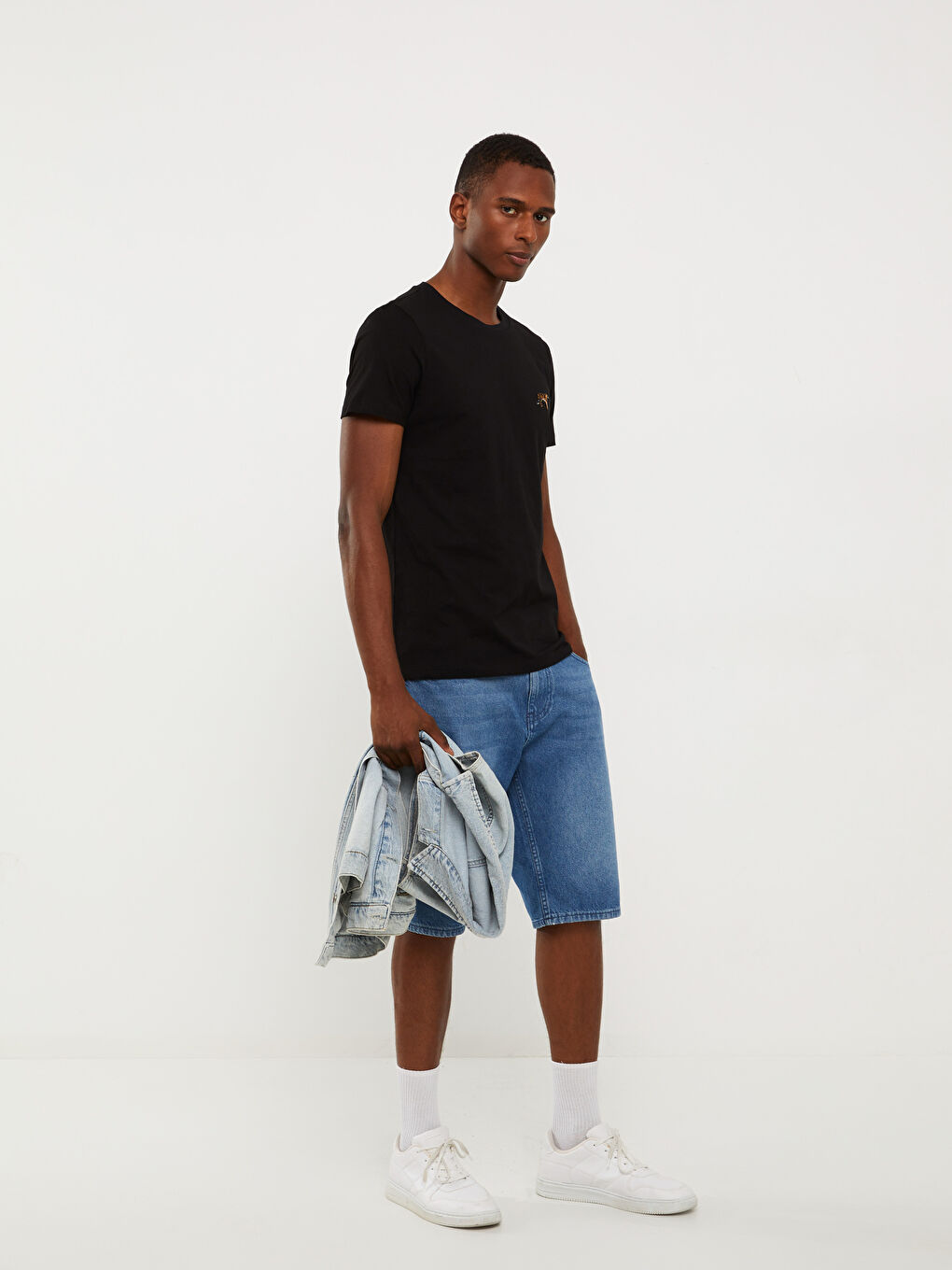 Siyah Bisiklet Yaka Kısa Kollu Nakışlı Penye Erkek Tişört-1