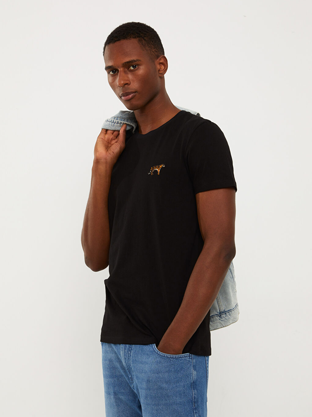 Siyah Bisiklet Yaka Kısa Kollu Nakışlı Penye Erkek Tişört-2