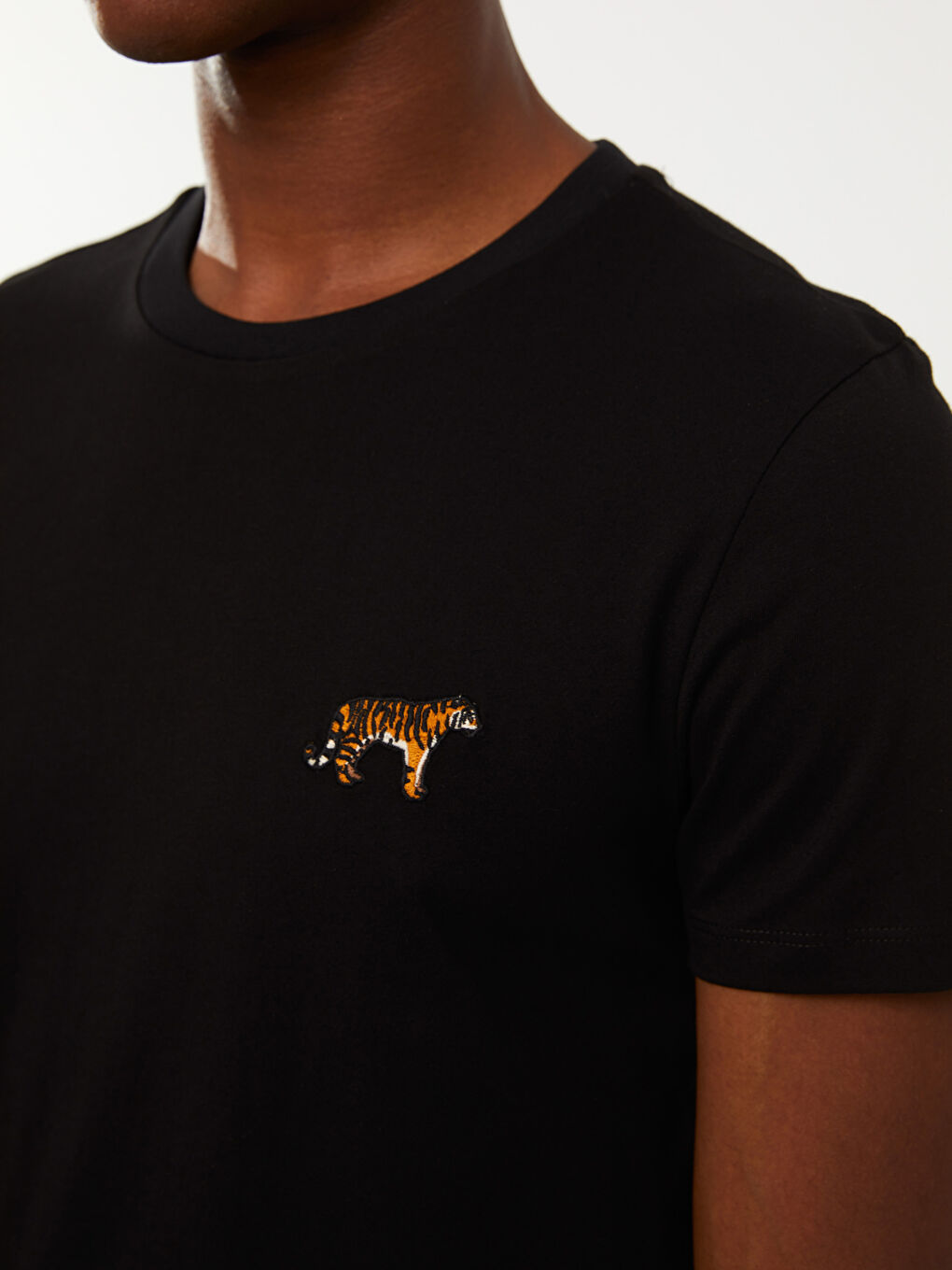 Siyah Bisiklet Yaka Kısa Kollu Nakışlı Penye Erkek Tişört-3