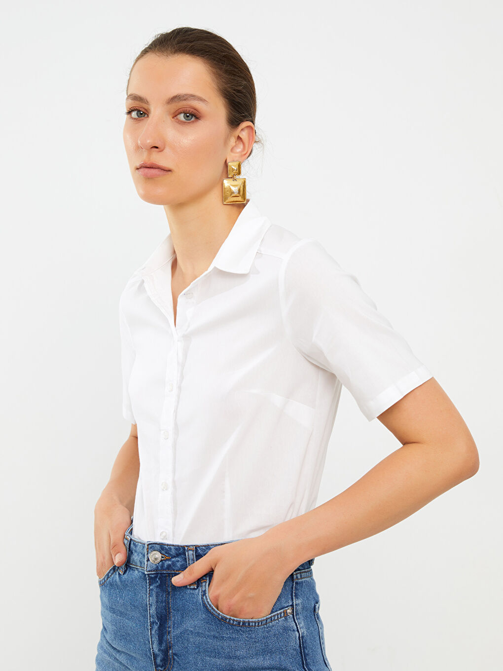 Beyaz Önden Düğme Kapamalı Düz Kısa Kollu Kadın Gömlek-3