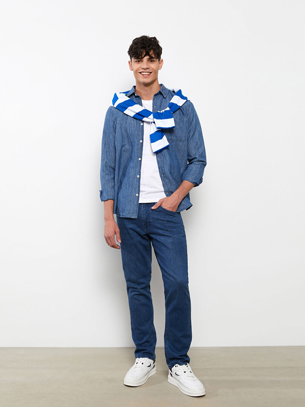 قميص جينز رجالي بأكمام طويلة وقصة عادية
